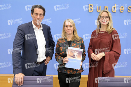 Bundespressekonferenz Stellungnahme 'Mensch und Maschine - Herausforderungen durch Künstliche Intelligenz' in Berlin