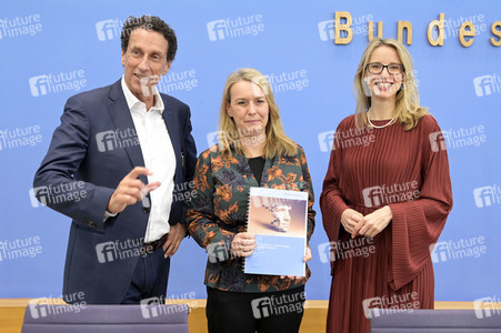 Bundespressekonferenz Stellungnahme 'Mensch und Maschine - Herausforderungen durch Künstliche Intelligenz' in Berlin