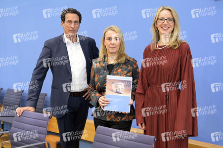 Bundespressekonferenz Stellungnahme 'Mensch und Maschine - Herausforderungen durch Künstliche Intelligenz' in Berlin