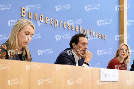 Bundespressekonferenz Stellungnahme 'Mensch und Maschine - Herausforderungen durch Künstliche Intelligenz' in Berlin