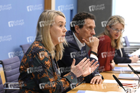 Bundespressekonferenz Stellungnahme 'Mensch und Maschine - Herausforderungen durch Künstliche Intelligenz' in Berlin