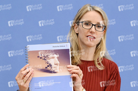 Bundespressekonferenz Stellungnahme 'Mensch und Maschine - Herausforderungen durch Künstliche Intelligenz' in Berlin
