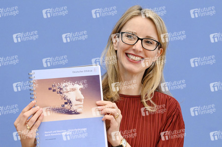 Bundespressekonferenz Stellungnahme 'Mensch und Maschine - Herausforderungen durch Künstliche Intelligenz' in Berlin