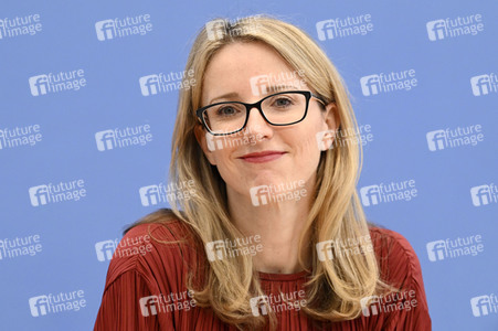 Bundespressekonferenz Stellungnahme 'Mensch und Maschine - Herausforderungen durch Künstliche Intelligenz' in Berlin