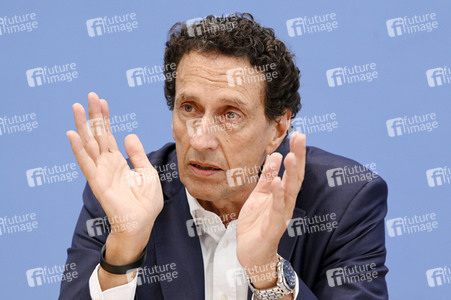 Bundespressekonferenz Stellungnahme 'Mensch und Maschine - Herausforderungen durch Künstliche Intelligenz' in Berlin