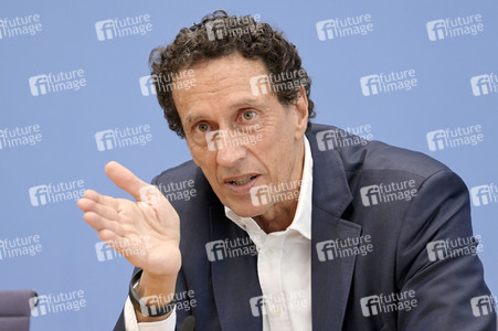 Bundespressekonferenz Stellungnahme 'Mensch und Maschine - Herausforderungen durch Künstliche Intelligenz' in Berlin