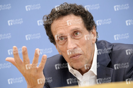 Bundespressekonferenz Stellungnahme 'Mensch und Maschine - Herausforderungen durch Künstliche Intelligenz' in Berlin