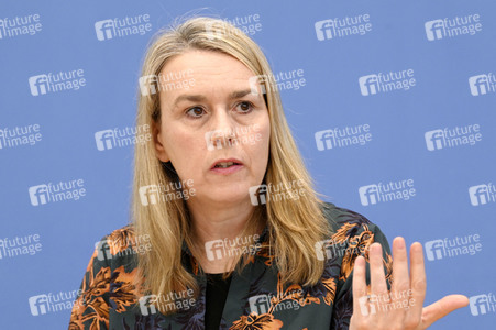 Bundespressekonferenz Stellungnahme 'Mensch und Maschine - Herausforderungen durch Künstliche Intelligenz' in Berlin