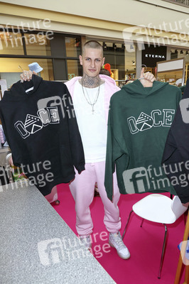 Charity-Flohmarkt zugunsten der Tribute to Bambi Stiftung in Hamburg