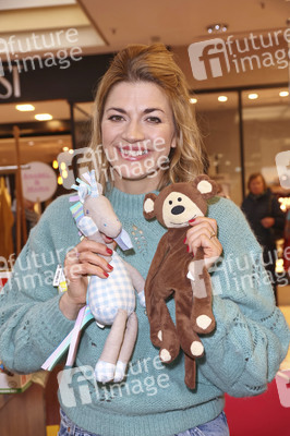 Charity-Flohmarkt zugunsten der Tribute to Bambi Stiftung in Hamburg