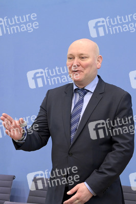 Bundespressekonferenz Vorstellung der aktualisierten Konjunkturprognose 2023/24 in Berlin
