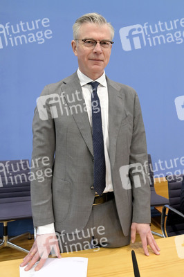 Bundespressekonferenz Vorstellung der aktualisierten Konjunkturprognose 2023/24 in Berlin
