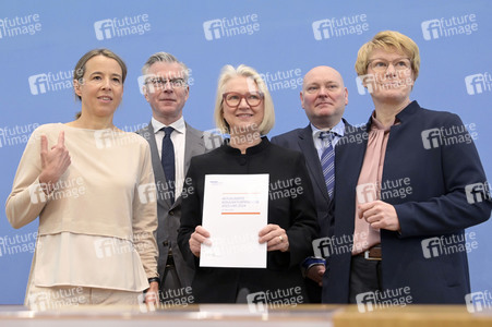 Bundespressekonferenz Vorstellung der aktualisierten Konjunkturprognose 2023/24 in Berlin