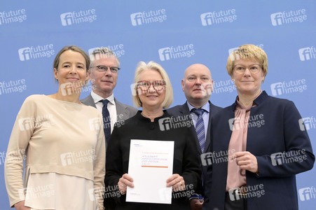 Bundespressekonferenz Vorstellung der aktualisierten Konjunkturprognose 2023/24 in Berlin