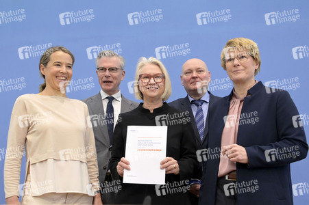 Bundespressekonferenz Vorstellung der aktualisierten Konjunkturprognose 2023/24 in Berlin