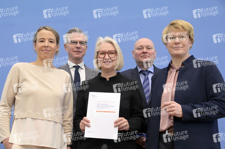 Bundespressekonferenz Vorstellung der aktualisierten Konjunkturprognose 2023/24 in Berlin