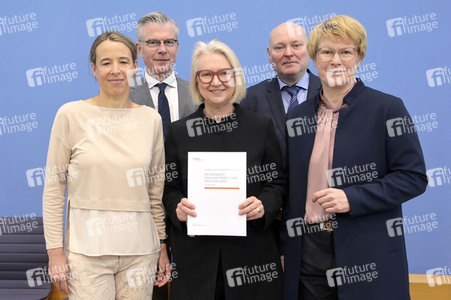 Bundespressekonferenz Vorstellung der aktualisierten Konjunkturprognose 2023/24 in Berlin