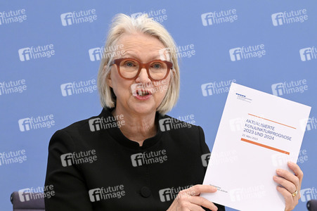 Bundespressekonferenz Vorstellung der aktualisierten Konjunkturprognose 2023/24 in Berlin