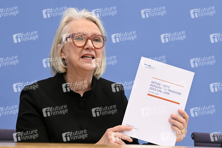 Bundespressekonferenz Vorstellung der aktualisierten Konjunkturprognose 2023/24 in Berlin