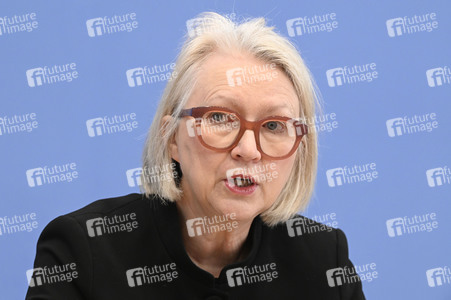 Bundespressekonferenz Vorstellung der aktualisierten Konjunkturprognose 2023/24 in Berlin