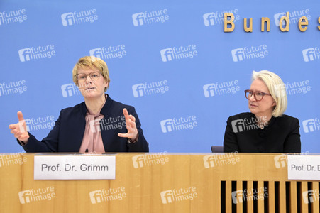 Bundespressekonferenz Vorstellung der aktualisierten Konjunkturprognose 2023/24 in Berlin