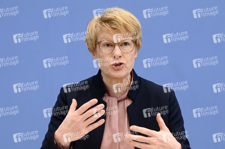 Bundespressekonferenz Vorstellung der aktualisierten Konjunkturprognose 2023/24 in Berlin