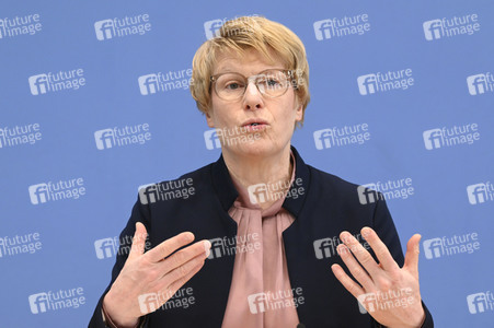 Bundespressekonferenz Vorstellung der aktualisierten Konjunkturprognose 2023/24 in Berlin