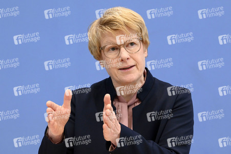 Bundespressekonferenz Vorstellung der aktualisierten Konjunkturprognose 2023/24 in Berlin