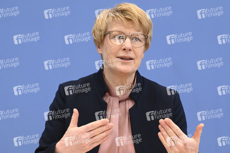 Bundespressekonferenz Vorstellung der aktualisierten Konjunkturprognose 2023/24 in Berlin