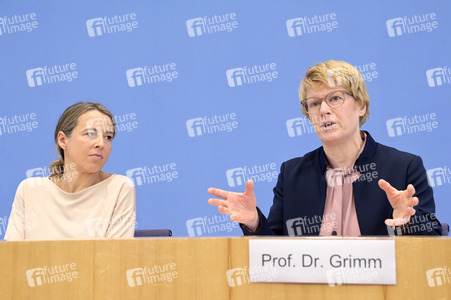 Bundespressekonferenz Vorstellung der aktualisierten Konjunkturprognose 2023/24 in Berlin