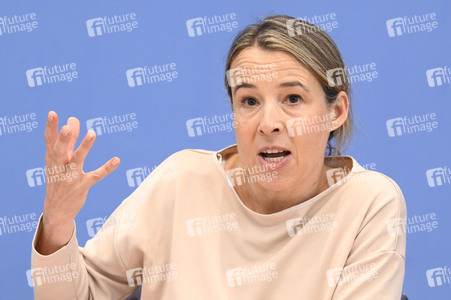 Bundespressekonferenz Vorstellung der aktualisierten Konjunkturprognose 2023/24 in Berlin