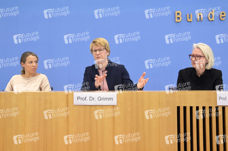 Bundespressekonferenz Vorstellung der aktualisierten Konjunkturprognose 2023/24 in Berlin