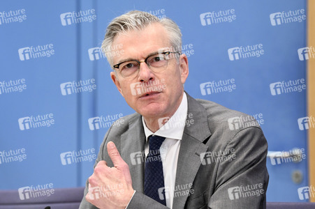 Bundespressekonferenz Vorstellung der aktualisierten Konjunkturprognose 2023/24 in Berlin