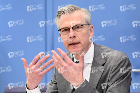 Bundespressekonferenz Vorstellung der aktualisierten Konjunkturprognose 2023/24 in Berlin
