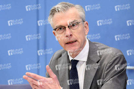 Bundespressekonferenz Vorstellung der aktualisierten Konjunkturprognose 2023/24 in Berlin