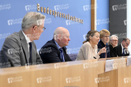 Bundespressekonferenz Vorstellung der aktualisierten Konjunkturprognose 2023/24 in Berlin