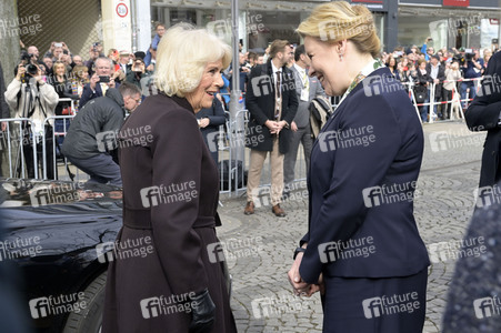 Das britische Königspaar besucht Wochenmarkt in Berlin