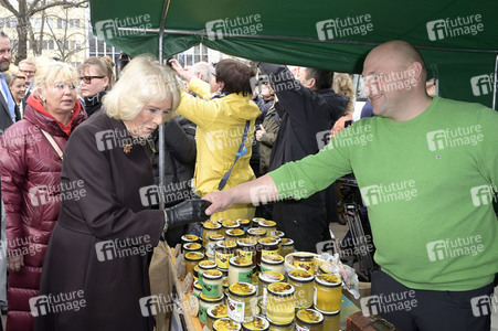 Das britische Königspaar besucht Wochenmarkt in Berlin