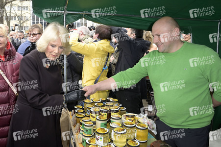 Das britische Königspaar besucht Wochenmarkt in Berlin
