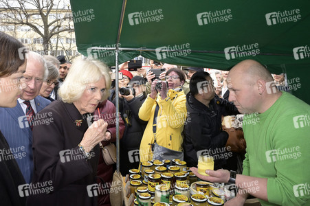 Das britische Königspaar besucht Wochenmarkt in Berlin