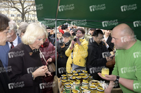Das britische Königspaar besucht Wochenmarkt in Berlin