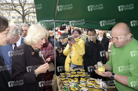 Das britische Königspaar besucht Wochenmarkt in Berlin