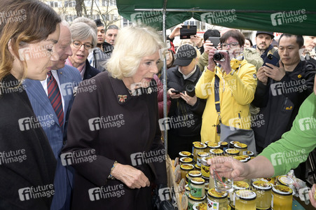 Das britische Königspaar besucht Wochenmarkt in Berlin