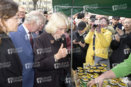 Das britische Königspaar besucht Wochenmarkt in Berlin