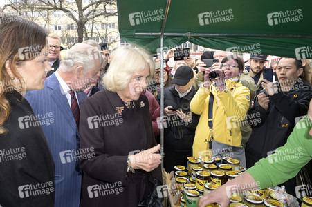 Das britische Königspaar besucht Wochenmarkt in Berlin
