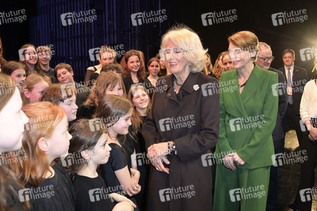 Königin-Gemahlin Camilla und beim Besuch der Komischen Oper in Berlin