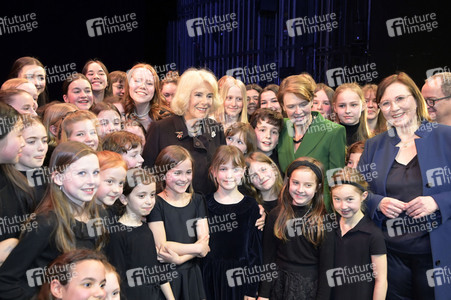 Königin-Gemahlin Camilla und beim Besuch der Komischen Oper in Berlin