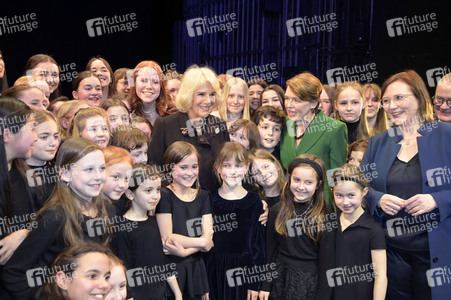 Königin-Gemahlin Camilla und beim Besuch der Komischen Oper in Berlin
