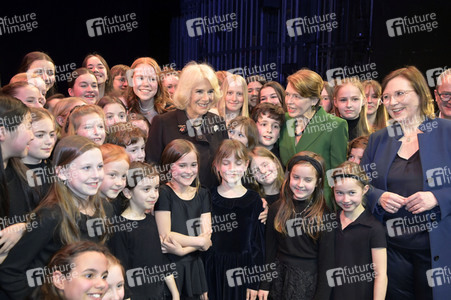 Königin-Gemahlin Camilla und beim Besuch der Komischen Oper in Berlin