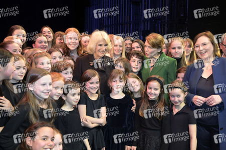 Königin-Gemahlin Camilla und beim Besuch der Komischen Oper in Berlin